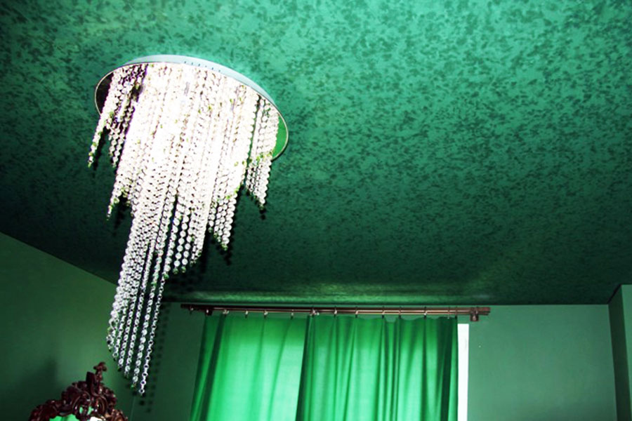 Teksturowany sufit napinany w salonie S = 14,5 m2