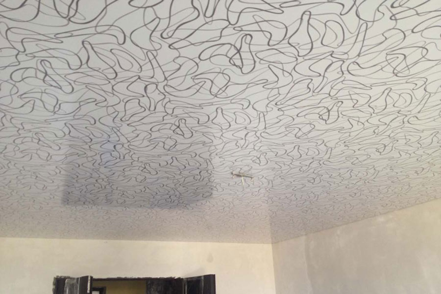 Teksturowany sufit napinany w salonie S = 22 m2