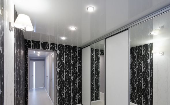 Błyszczący sufit napinany w korytarzu S = 7,5 m2