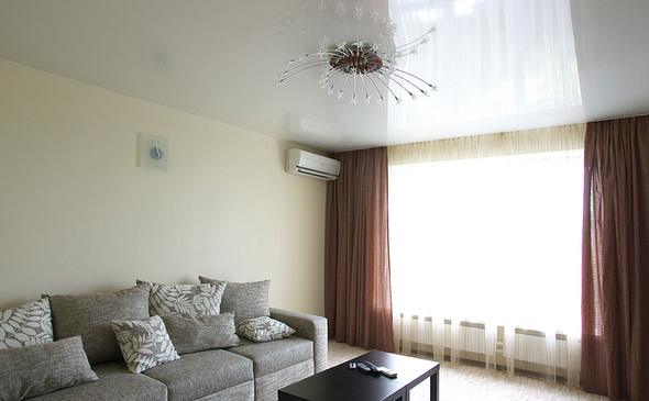 Błyszczący sufit w pokoju gościnnym S = 13,9 m2