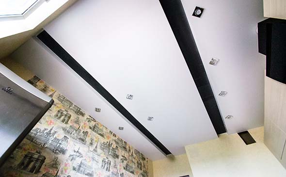 Matowy biały sufit napinany do kuchni S = 12 m2