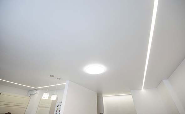 Matowy biały sufit napinany w korytarzu S = 7,6 m2