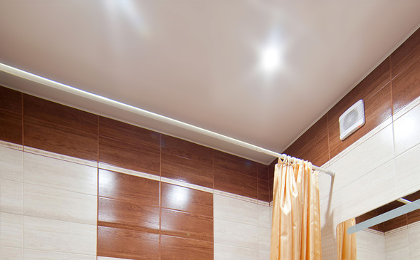Satynowy sufit napinany w łazience S = 5,9 m2
