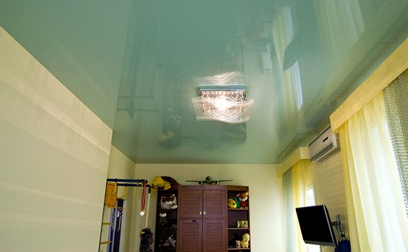 Lakierowany sufit napinany w pokoju dziecięcym S = 9,5 m2