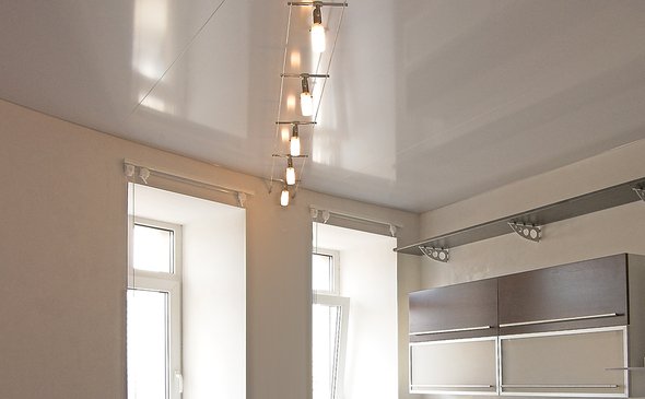 Lakierowany sufit napinany w kuchni S = 11,2 m2