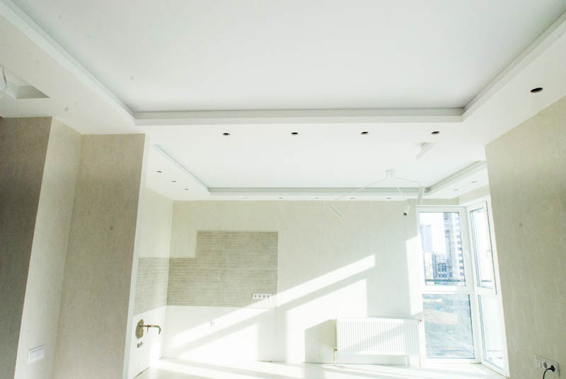Biały lakierowany sufit napinany w mieszkaniu typu studio = 14,1 m2