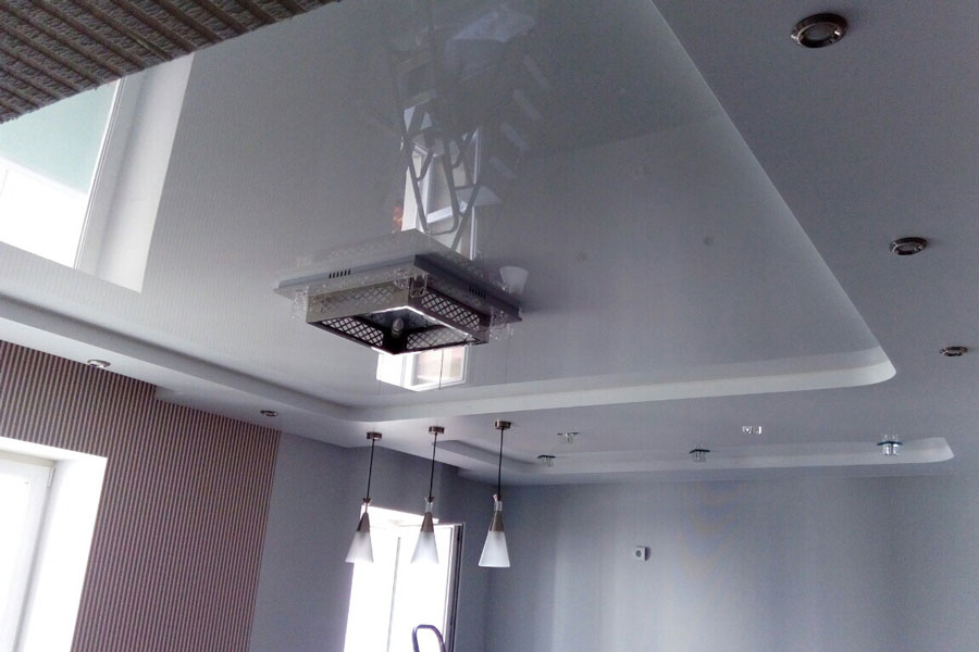 Dwupoziomowy biały sufit napinany w apartamencie typu studio S = 34,3 m2