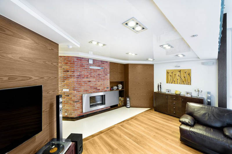 Biały lakierowany sufit napinany w mieszkaniu typu studio S = 19,2 m2