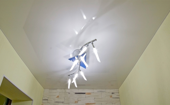 Lakierowany sufit napinany w przedpokoju S = 9,5 m2