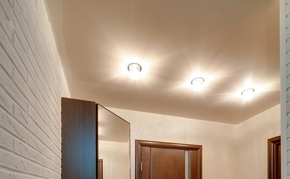 Lakierowany sufit napinany w przedpokoju S = 6,9 m2