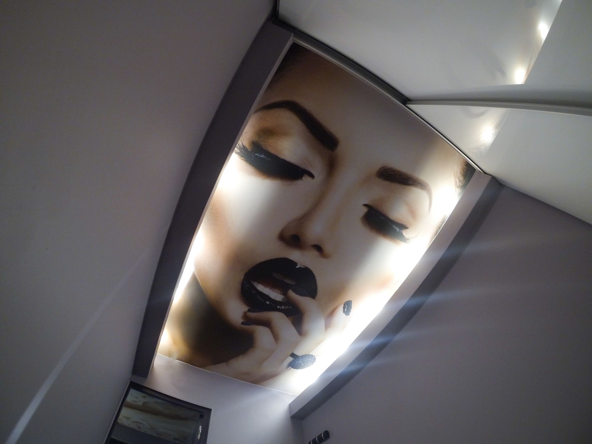 SUFITY NAPINANE W PRZEDPOKOJU SUFITY NAPINANE W PRZEDPOKOJU