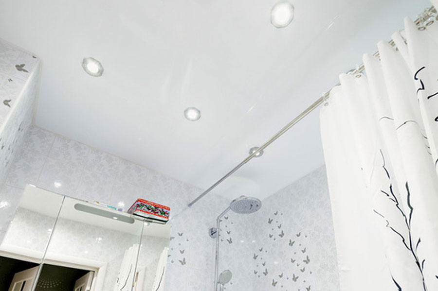 Lakierowany biały sufit napinany w łazience S = 6,9 m2
