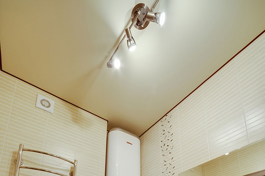 Satynowy sufit napinany w łazience S = 10,1 m2