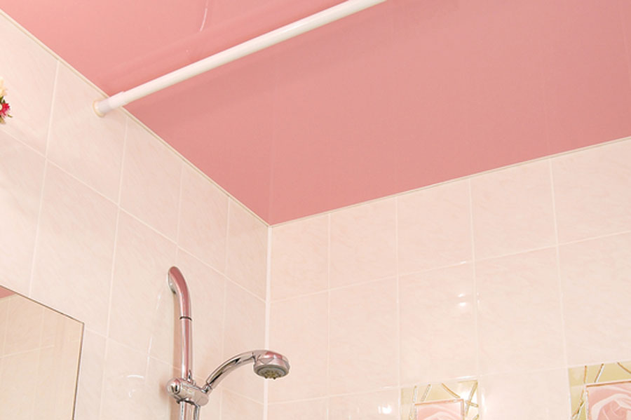 Różowy sufit napinany w łazience S = 3,2 m2
